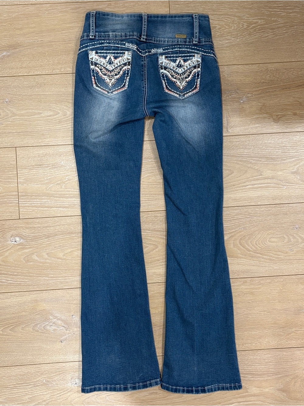 Silver Diva Flared Mid-Rise Bling Pocket Jeans in Medium Blue Wash Size 5(JR)